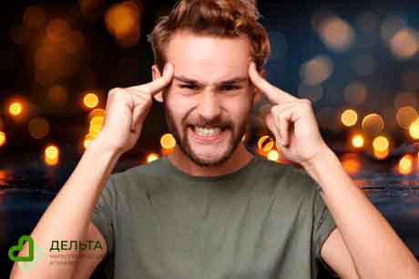 Мужчина держится за виски